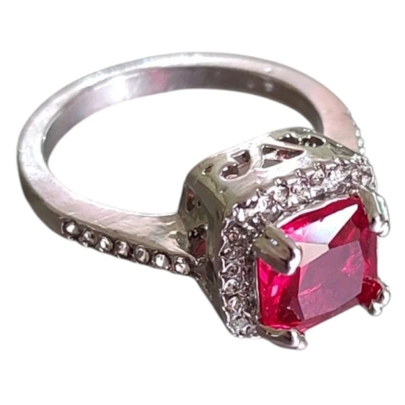 Red & Colorless Glass Silver Tone Metal Cluster Side Stone Ring Size 8.5 NEW - Picture 1 of 16